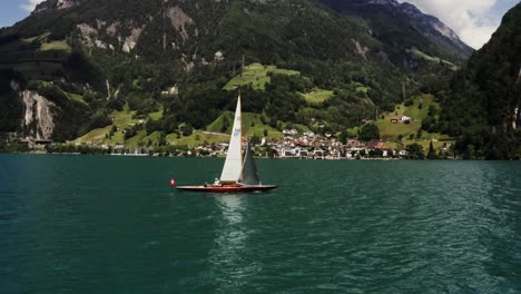 navegando en un lago suizo