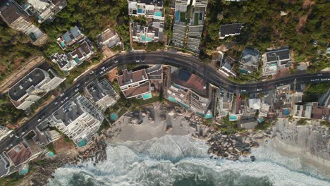 vista aérea de clifton 1st beach, una playa de arena en una cala rocosa en ciudad del cabo, sudáfrica
