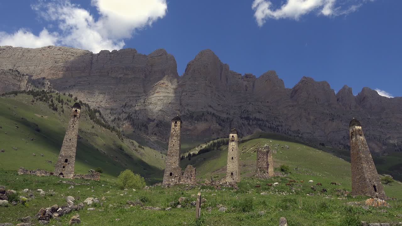 y torres de vigilancia