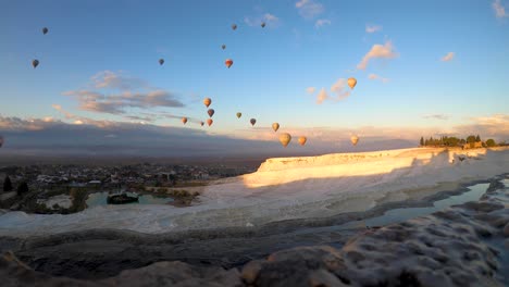 lapso de tiempo de globos aerostáticos volando sobre el cielo azul en pamukalle - turquía