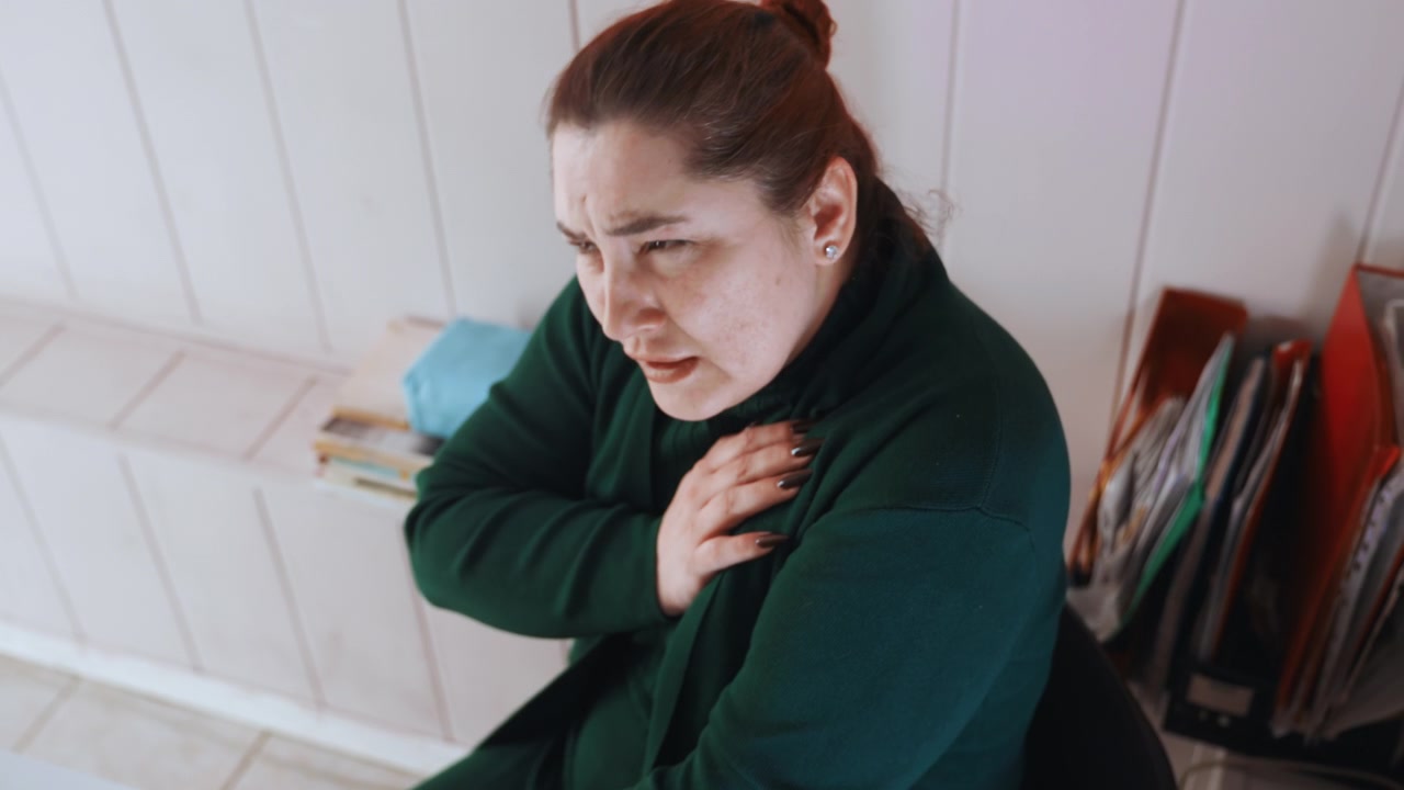 Femme dessine avec une inquiétude alarmante. Une artiste femme anxieuse esquisse rapidement, poussée par des peurs soudaines. Une peintre femme éprouvant de l'inquiétude esquisse rapidement, exprimant ses peurs et préoccupations immédiates.