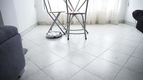 robot aspirador en la habitación