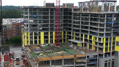 Diapositiva-Aérea-Y-Toma-Panorámica-De-Un-Extenso-Sitio-De-Construcción-De-Un-Moderno-Edificio-De-Apartamentos-Alto