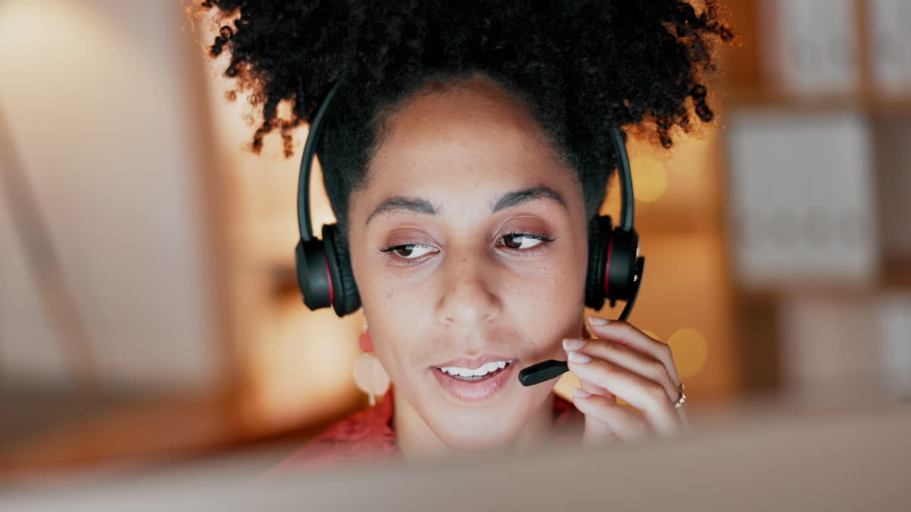 Call center, donna di colore e parlando al computer