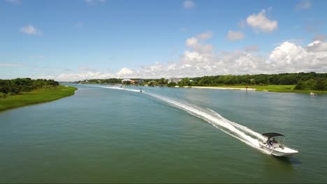 volando hacia atrás mientras el barco conduce por la vía fluvial intracostera cerca de la playa de ocean isle y shallotte nc en un día soleado
