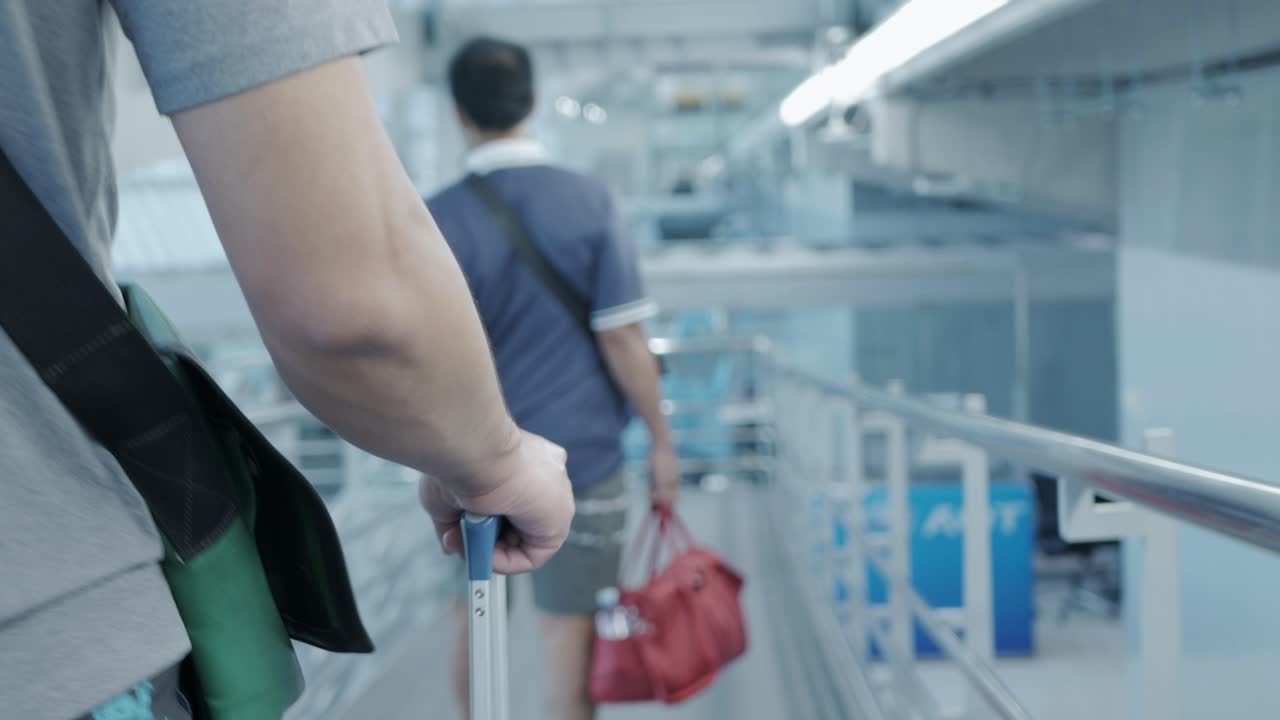 video que sigue a un adolescente mientras camina para abordar un avión en el aeropuerto para ir de vacaciones