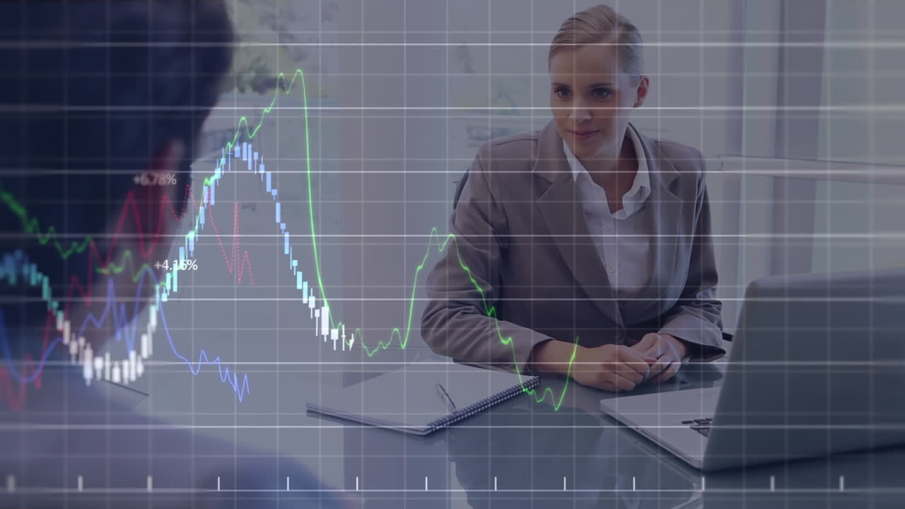 animación de procesamiento de datos sobre hombre de negocios caucásico y mujer de negocios estrechando la mano en la oficina.