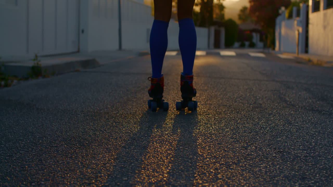 롤러 스케이트를 타는 젊은 여자