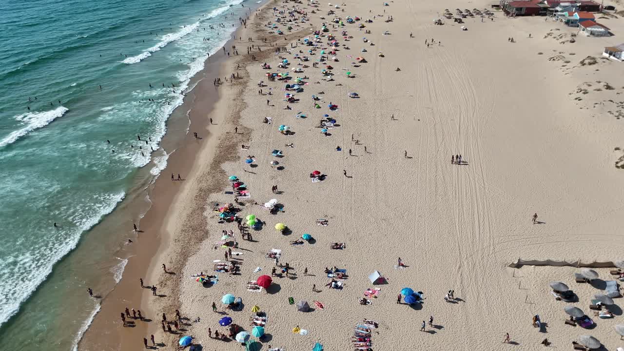 비는 해변 의 공중 풍경
