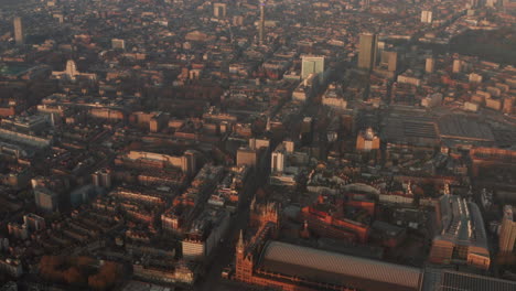 Langsam-Kreisende,-Absteigende-Luftaufnahme-über-Dem-Bahnhof-Euston-Road-St.-Pancras-Kings-Cross-Bei-Sonnenaufgang