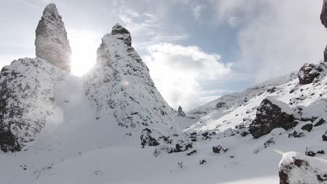 Nubes-De-Lapso-De-Tiempo-En-Un-Paisaje-Nevado,-Montañas-Rocosas-En-El-Fondo,-Anciano-De-Storr,-Escocia,-Tiro-Estático,-ángulo-Bajo