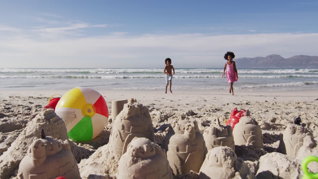 афроамериканский брат и сестра бегают по пляжу