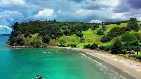 Türkisblaues-Meer-Am-Te-Muri-Beach-Mit-Mahurangi-Regional-Park-In-Auckland,-Neuseeland