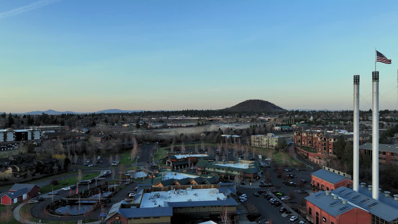 un dron en ascenso fue disparado sobre bend, oregon al amanecer.