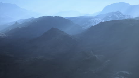 Wüstenlandschaft-Des-Pamir-Gebirges-Im-Nebel