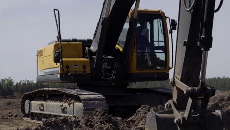 Potente-Grúa-De-Pala-Que-Maneja-De-Manera-Experta-La-Carga-De-Tierra,-Facilitando-Operaciones-Eficientes-En-El-Sitio-De-Construcción.