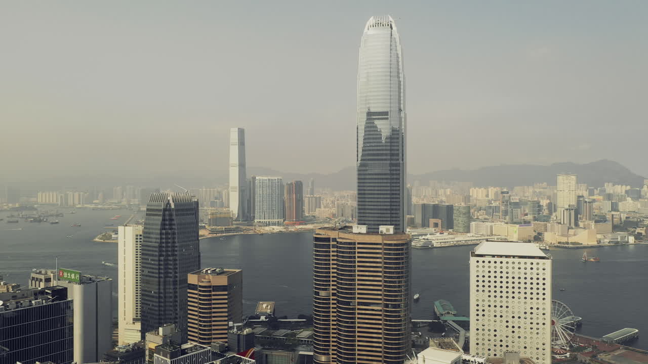 estar a la altura de la ocasión