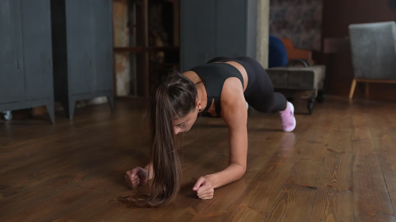 mujer haciendo un ejercicio de tabla en casa