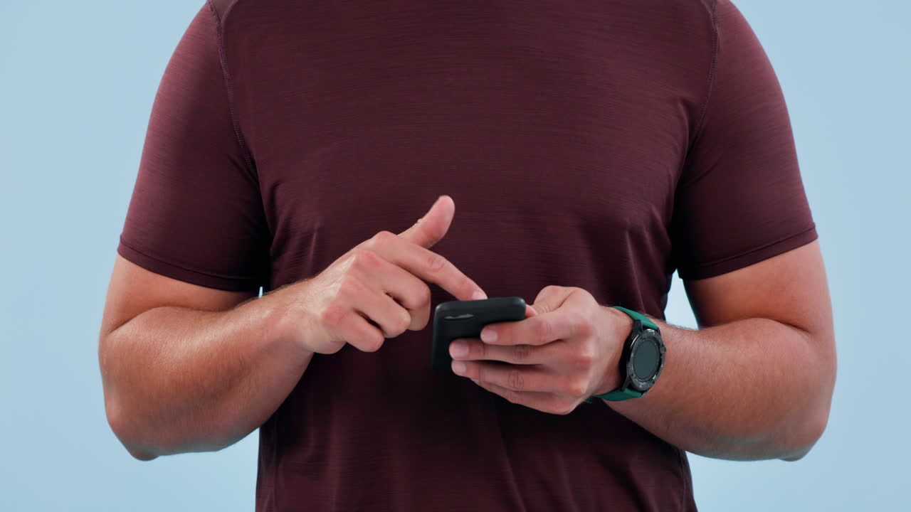 manos, teléfono inteligente y escritura con aplicación de redes sociales