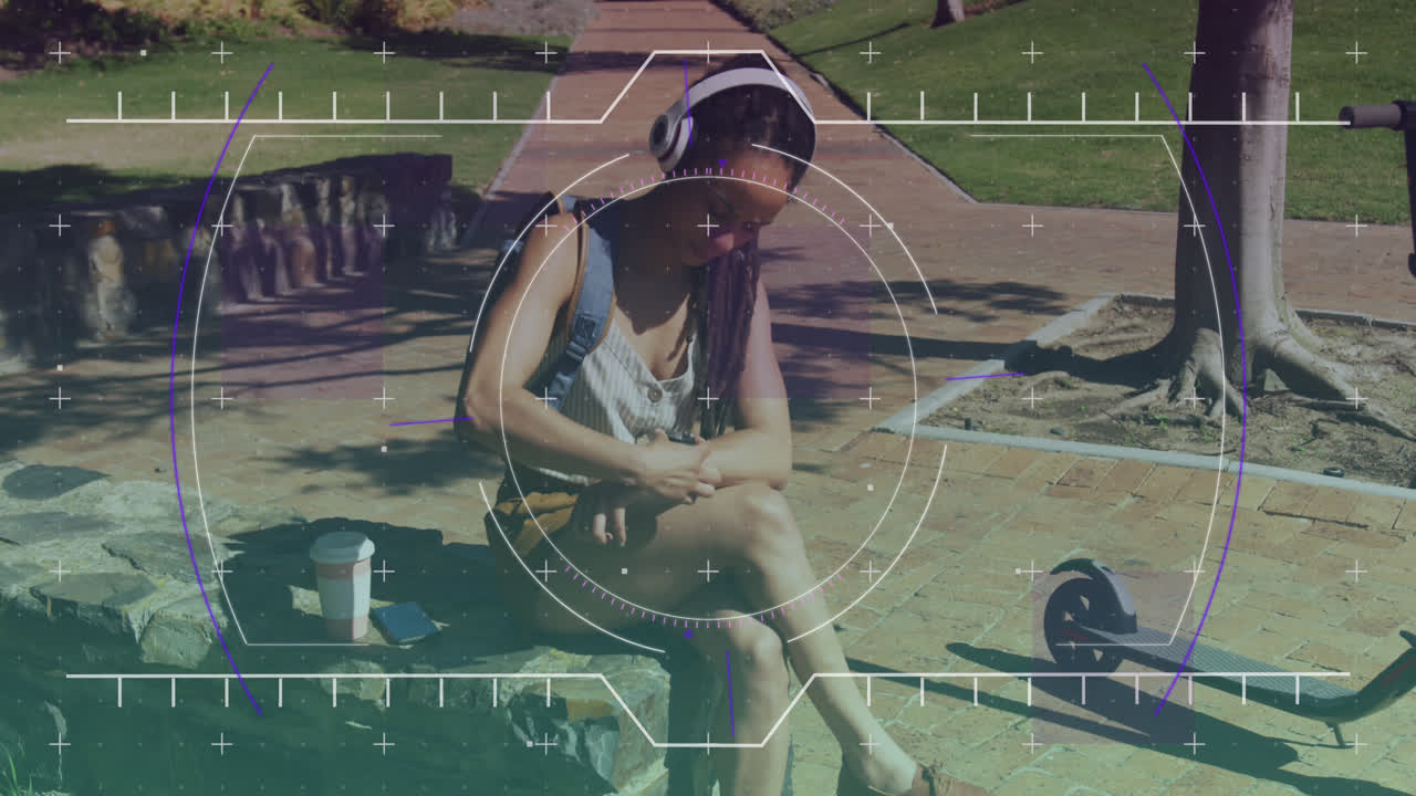 스마트워치를 사용하는 스쿠터를 가진 두 인종 여성에 대한 스 스캐닝의 애니메이션