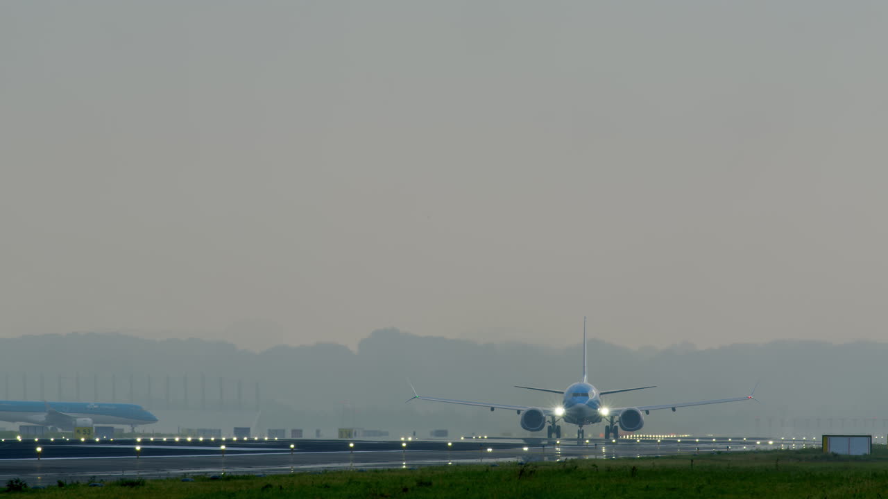 안개 상태에서 공항에서 이륙하고 택시를 운행하는 항공기