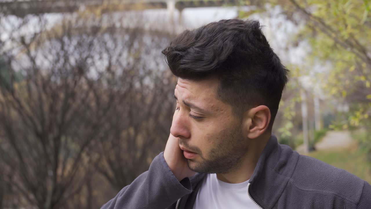 기억 상실. 젊은이가 기억을 잃습니다.