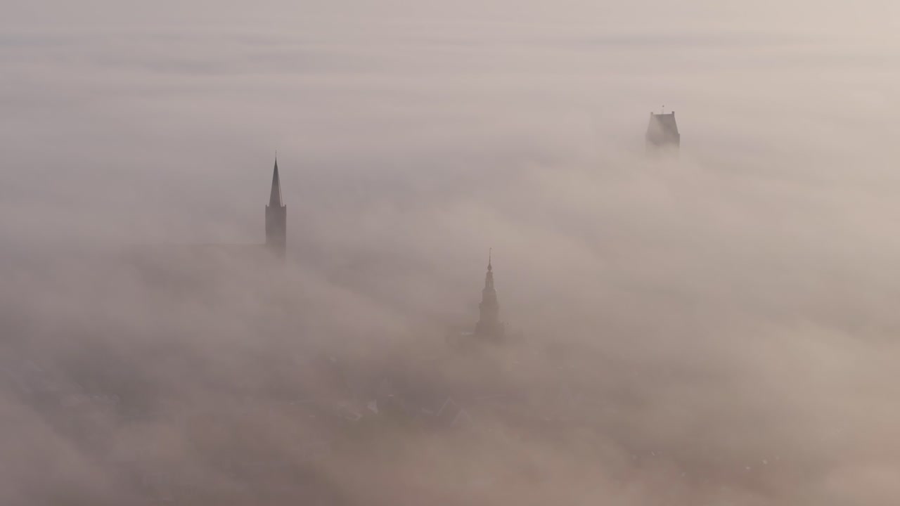 해가 뜨는 동안  ⁇ 한 안개와 함께 엘프스테덴 스타드 볼스워드의 공중 전망