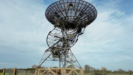 ángulo-Bajo-Bajo-El-Plato-Del-Telescopio-Del-Radio-Observatorio-Mrao-Mullard-Cerrar