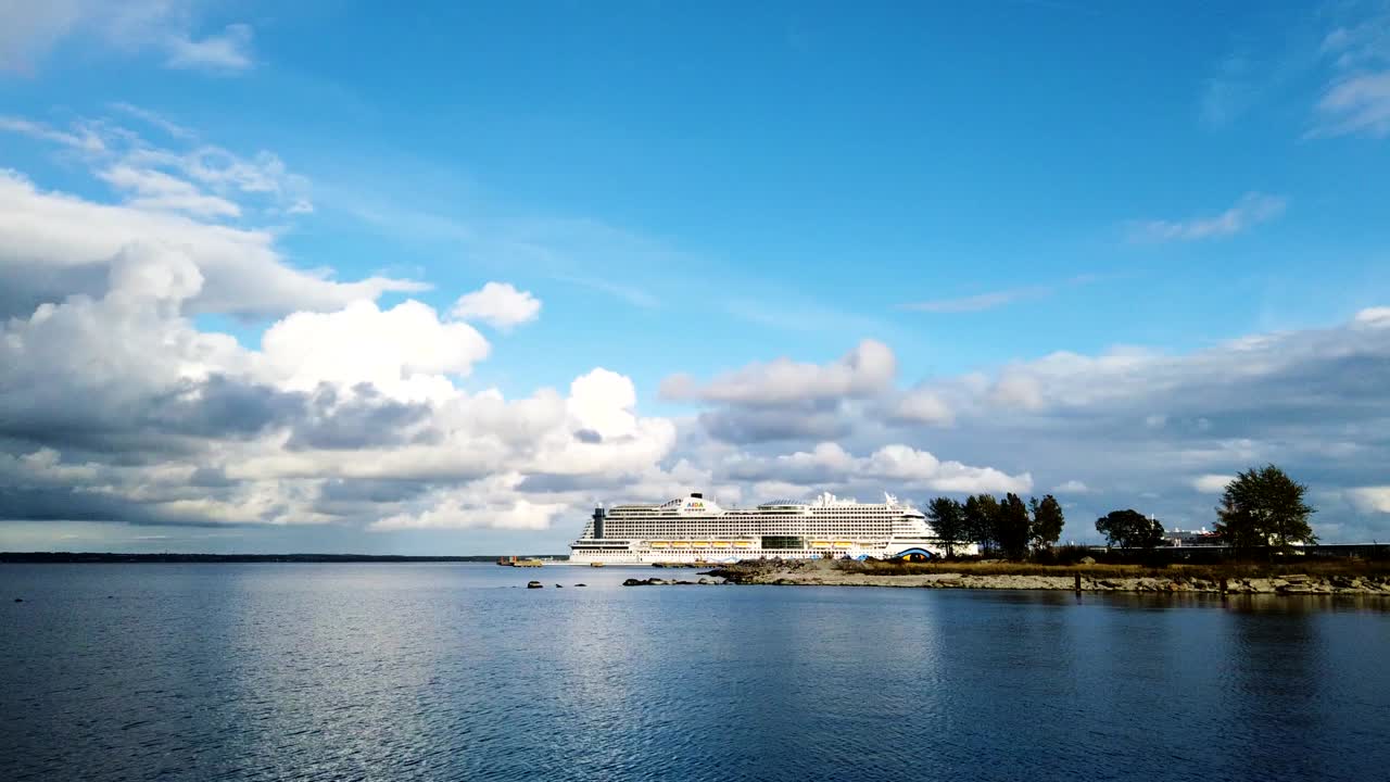 에스토니아 탈린 시 항구에 있는 거대한 유람선의 아름다운 정적 시간 경과