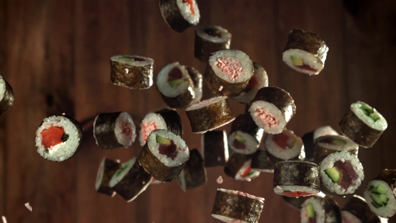 Sushi Maki Assortiti che Cadono al Rallentatore