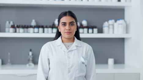 Científico-De-Doctorado-De-Pie-Con-Los-Brazos-Cruzados-En-Un-Laboratorio