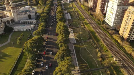 Vuelo-Aéreo-Sobre-El-Tráfico-En-La-Carretera-De-La-Ciudad-En-Medio-De-Edificios-De-Gran-Altura-En-Buenos-Aires,-Argentina