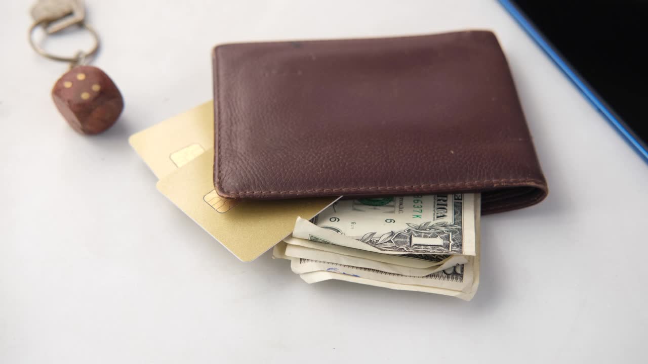 cierre de la billetera, dinero en efectivo y tarjeta de crédito en la mesa
