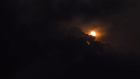 amanecer redondo detrás de nubes oscuras lapso de tiempo abstracto