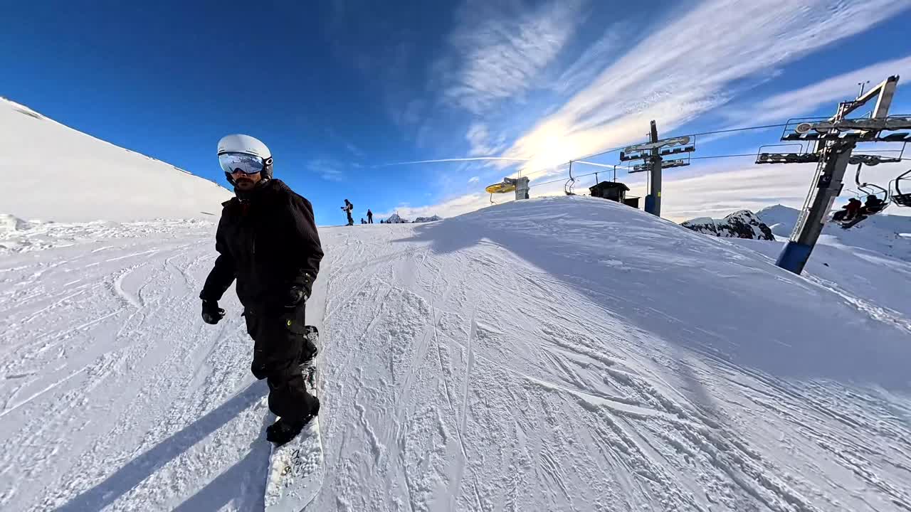 Snowboard e sci in montagna
