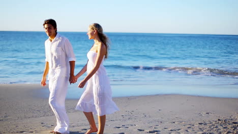 Pareja-Tomados-De-La-Mano-Mientras-Camina-Por-La-Playa