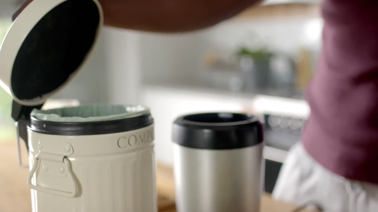 아프리카계 미국인 남자가 집에서 주방에서 쓰레기를 청소하는 중간 섹션, 느린 동작