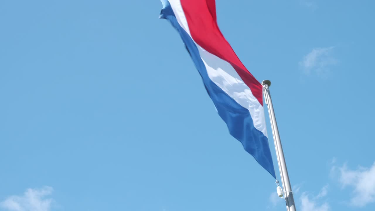 바람에 흔들리는 네덜란드의 빨간색, 색, 파란색 발
