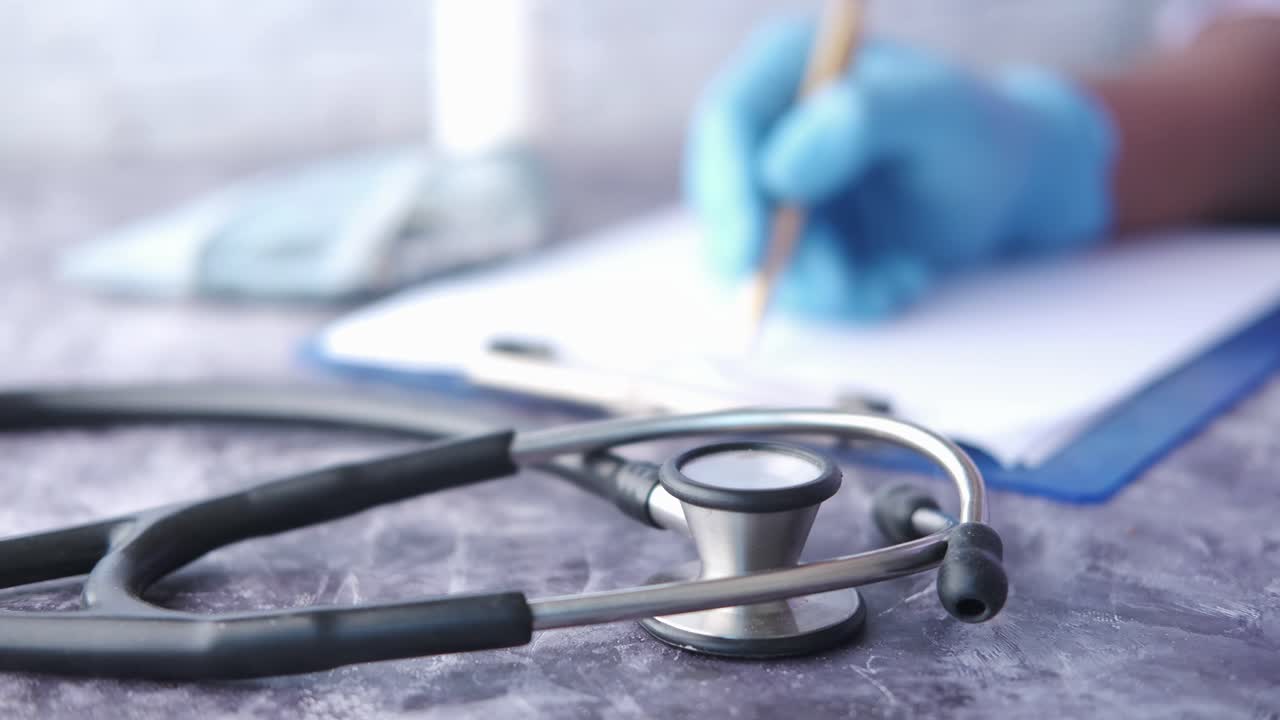 el médico escribiendo una receta