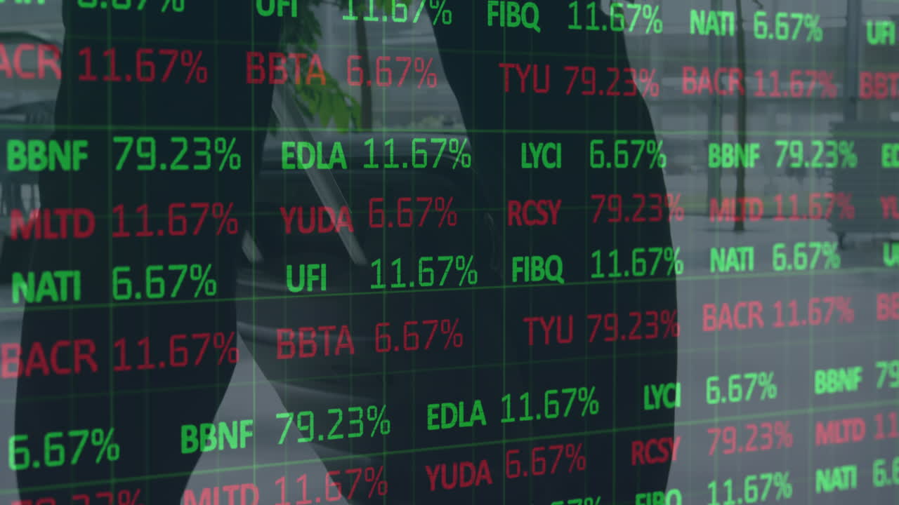 Animazione dell'elaborazione dei dati finanziari su uomini d'affari che lavorano in ufficio