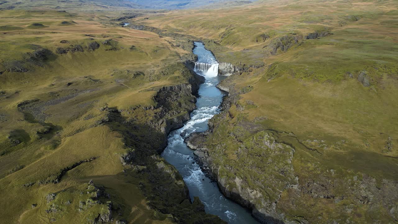cascada y río en el campo verde del sureste de islandia, vista aérea de drones