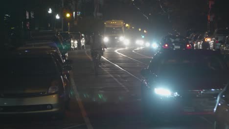 Coches,-Faros,-Nocturno,-Tráfico-De-La-Avenida-Baltimore,-West-Philadelphia