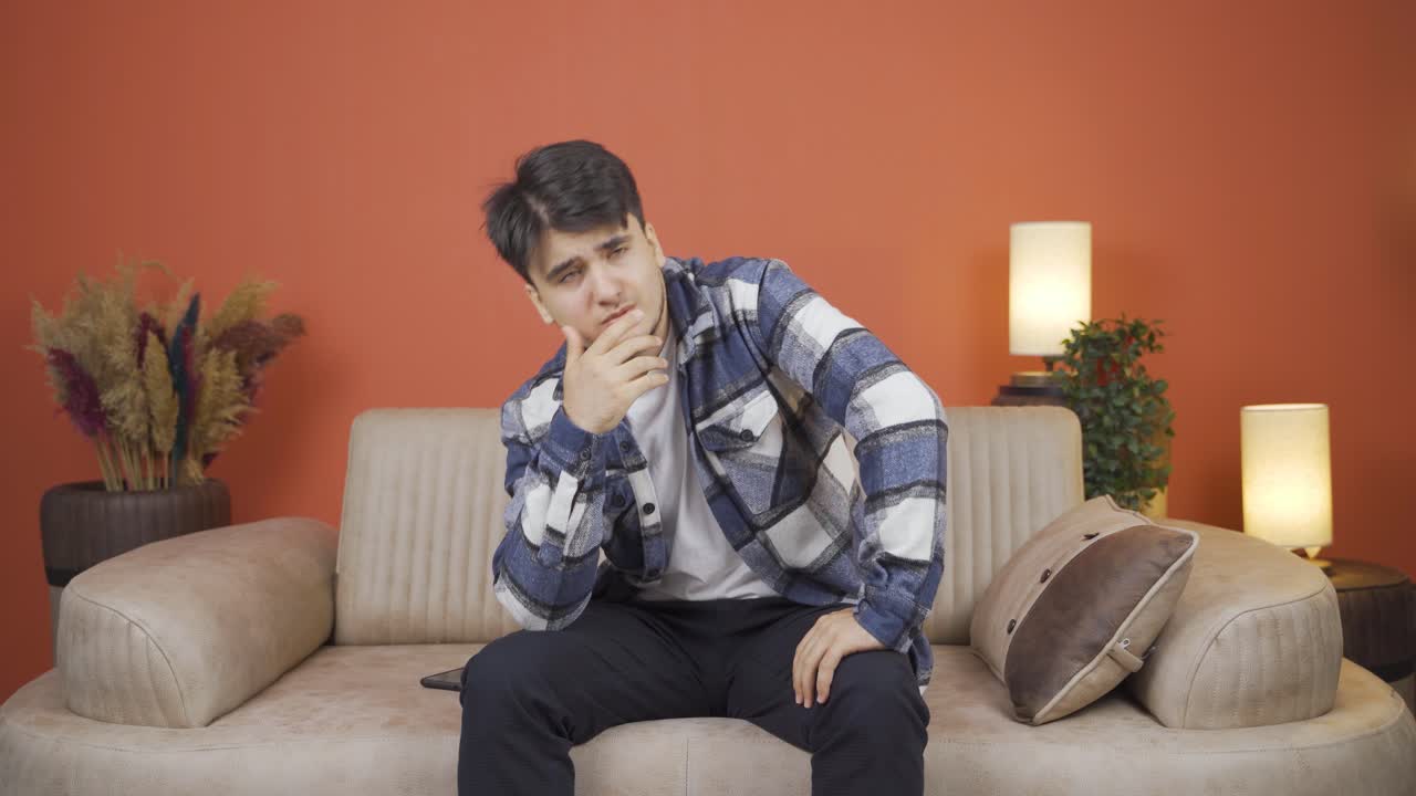 슬 ⁇ 에 빠진 남자는 우울증으로 고통받고 있습니다.