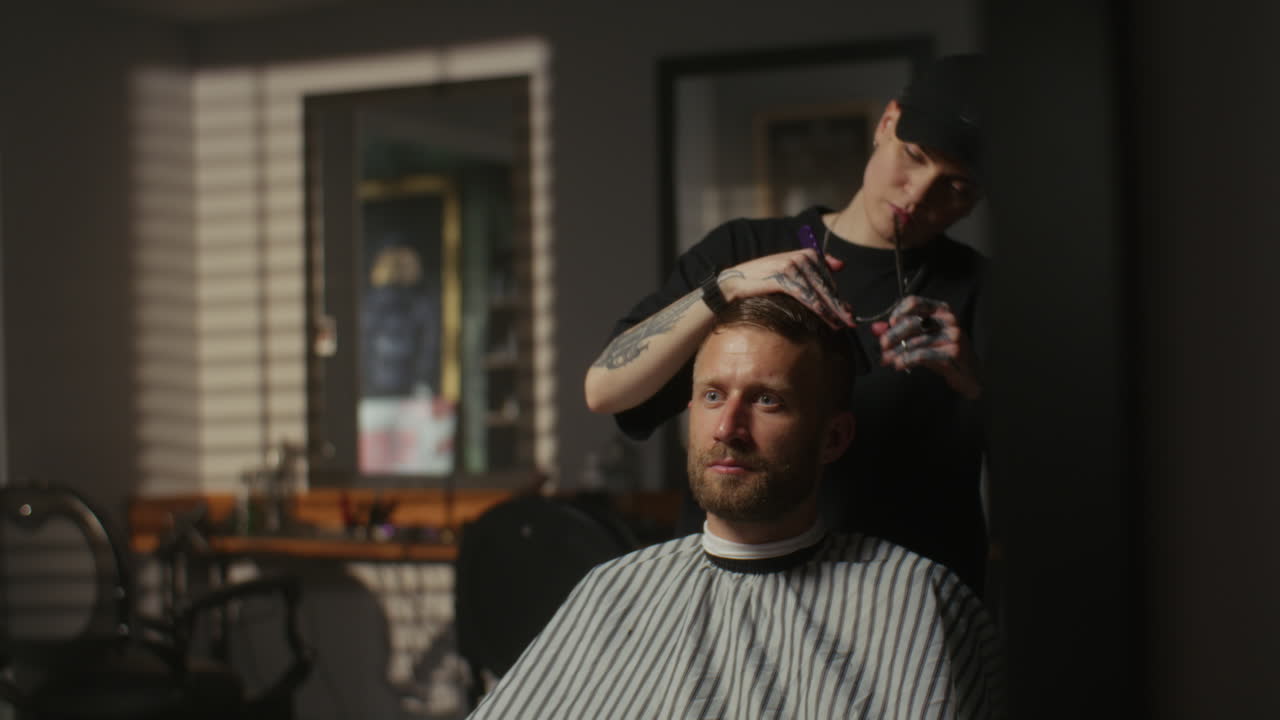 un hombre se corta el cabello en una barbería.