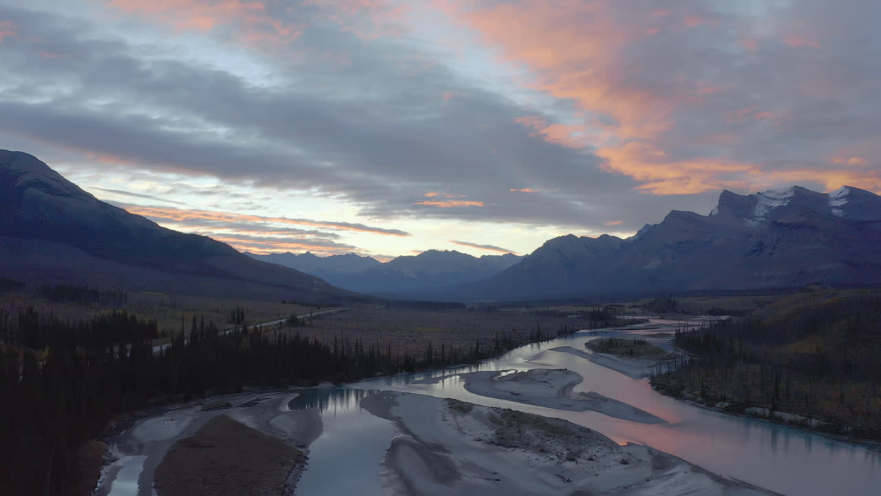 vista aérea de la puesta de sol sobre las montañas rocosas cerca de nordegg, alberta, canadá