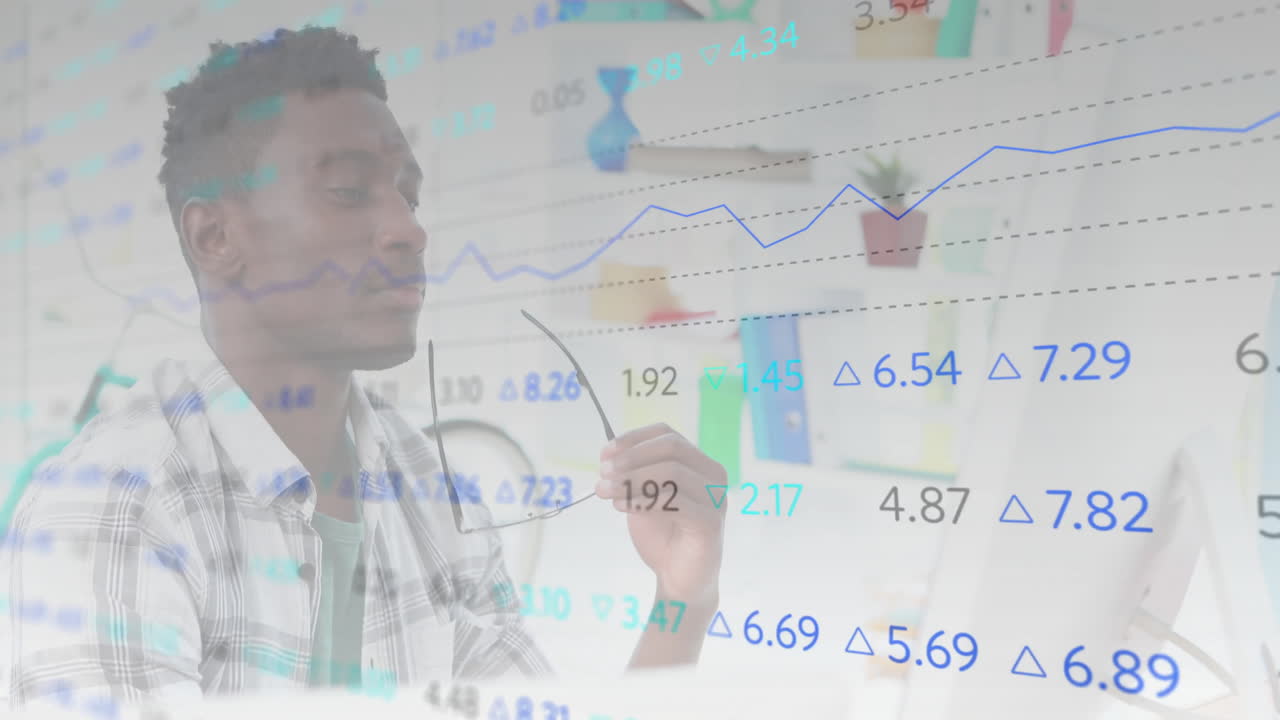 Animazione di elaborazione dati finanziari su uomo d'affari afroamericano in ufficio