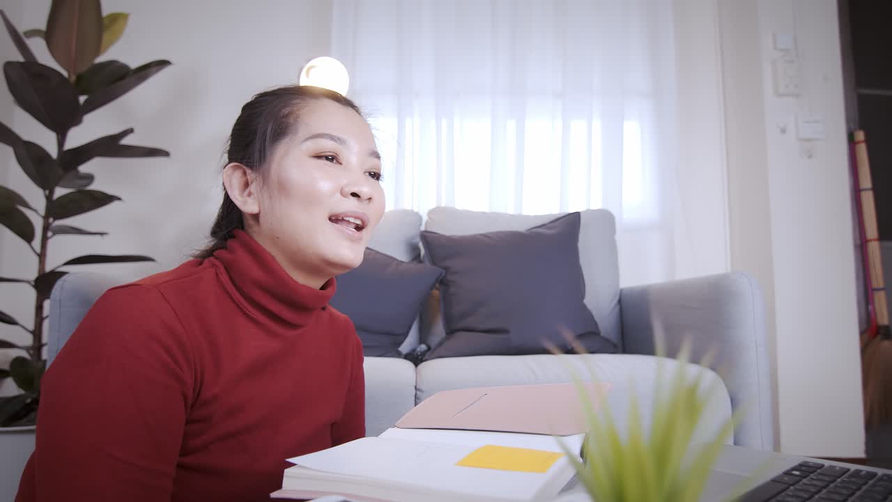 온라인 회의 및 집에서 작업을 위해 노트북을 사용하는 redshirt에 사업가