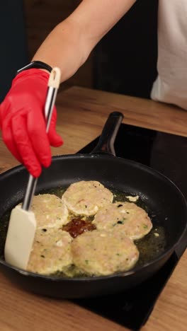 freír chuletas de pollo
