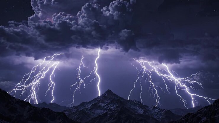 Temporale drammatico su una maestosa catena montuosa: Uno spettacolo di fulmini che illuminano le nuvole scure sopra le cime in un'accattivante dimostrazione della potenza della natura.