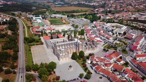 luftaufnahme der landschaft des bataille-klosters in portugal